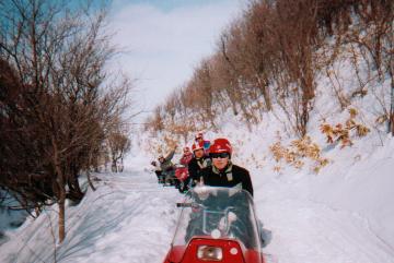 スノーモービルにて