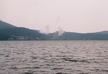 噴煙を上げる新火口