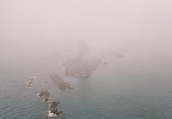 神威岩がうっすらと・・・