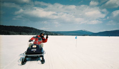 阿寒湖でスノーモービル