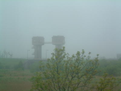 霧の中の岩保木水門 6:50