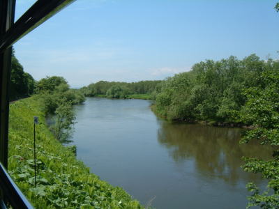 列車と併走する釧路川 12:14